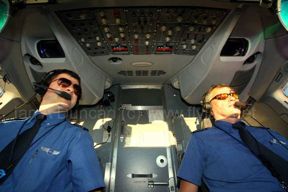 Seth & Ian in E-190 cockpit