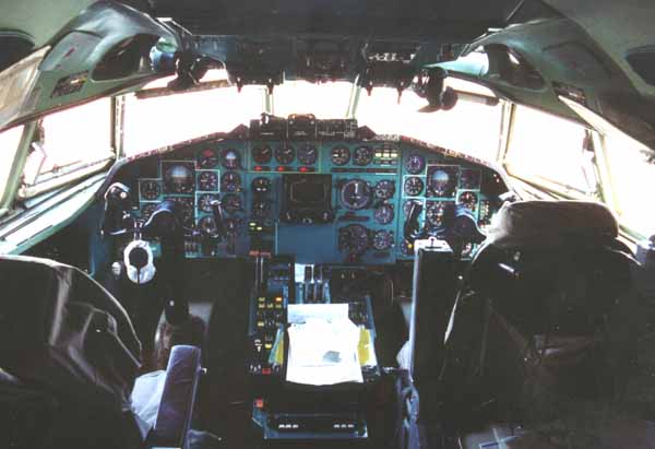 Lot Tu-154 cockpit