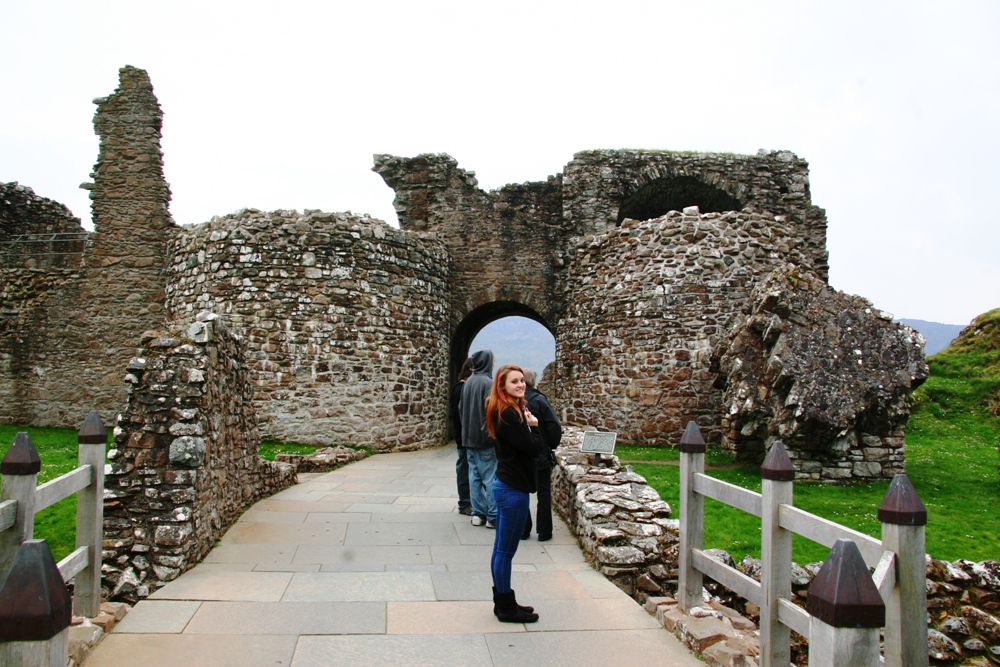 Manda at gate