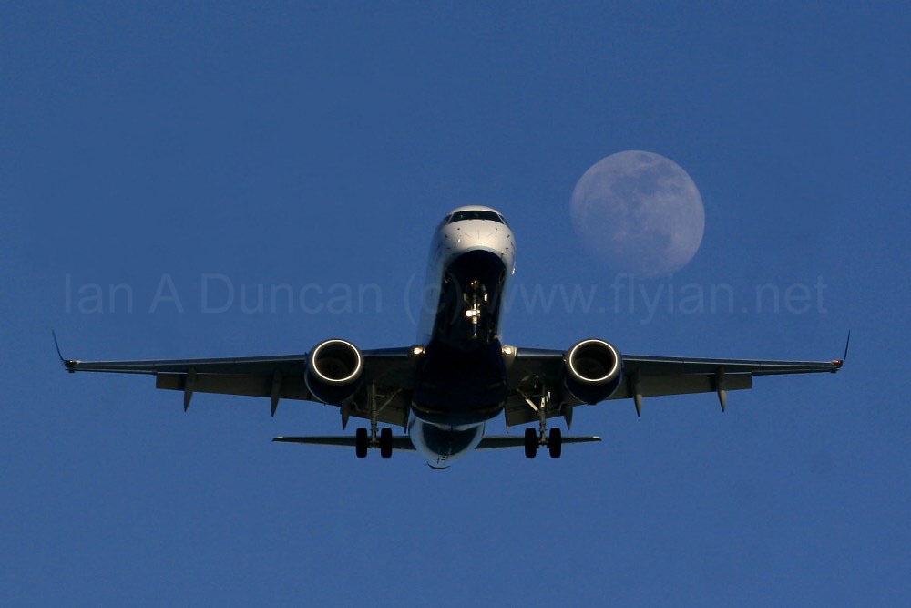JetBlue Embraer E-190 and rising moon