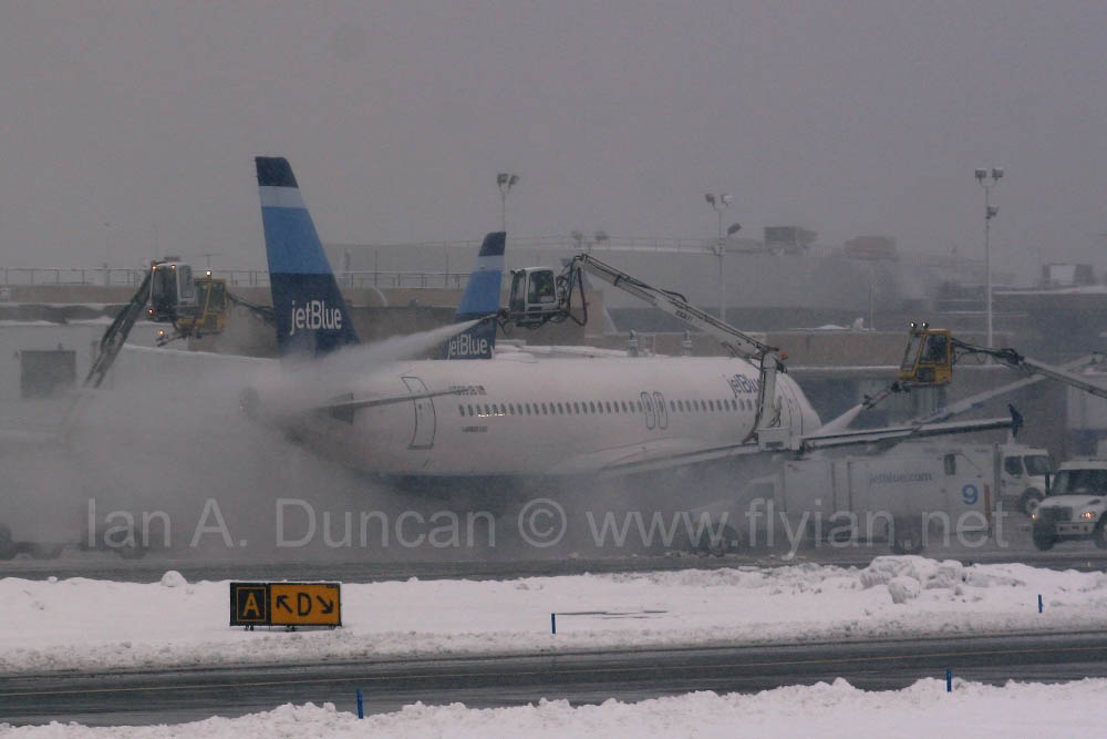 JetBlue A320 deicing at JFK