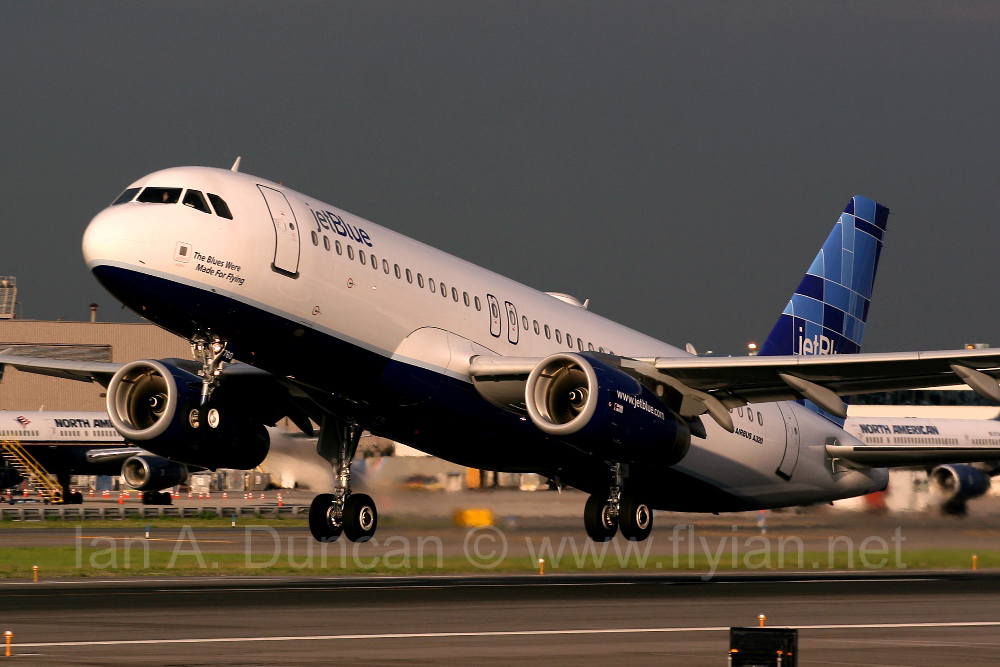 Jetblue A320 taking off